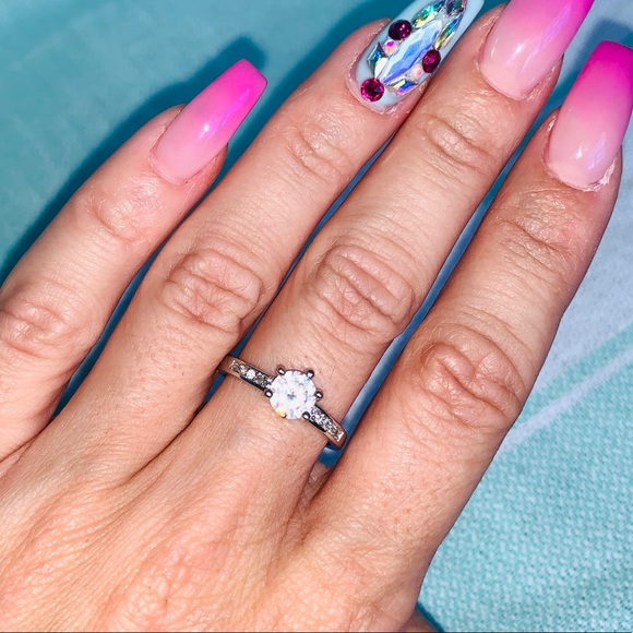 💍 Cubic Zirconia Solitaire Ring - Picture 1 of 6